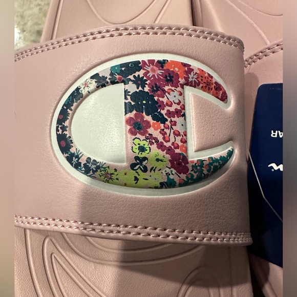 Woman’s Pink Slides. Size 8 - Picture 5 of 8